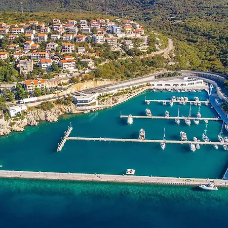 Appartamento Amazing In With 2 Bedrooms, Wifi And Swimming Pool Novi Vinodolski