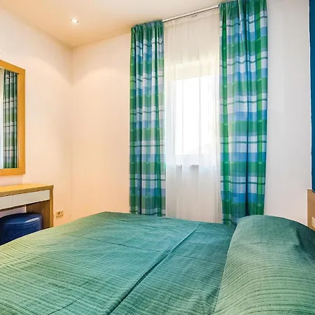 Amazing In With 2 Bedrooms, Wifi And Swimming Pool Novi Vinodolski