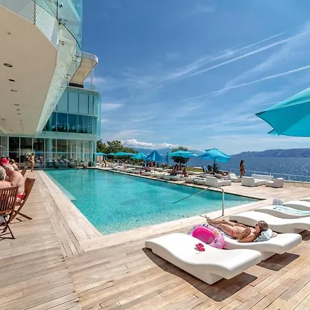 Amazing In With 2 Bedrooms, Wifi And Swimming Pool Нови-Винодолски