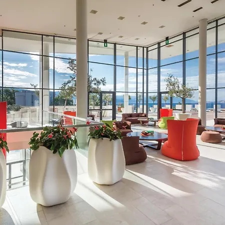 Апартаменты Amazing In With 2 Bedrooms, Wifi And Swimming Pool Нови-Винодолски