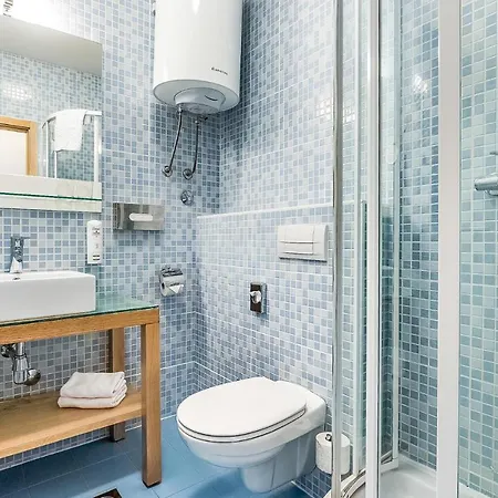 Amazing In With 2 Bedrooms, Wifi And Swimming Pool Нови-Винодолски