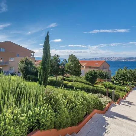 Amazing In With 2 Bedrooms, Wifi And Swimming Pool