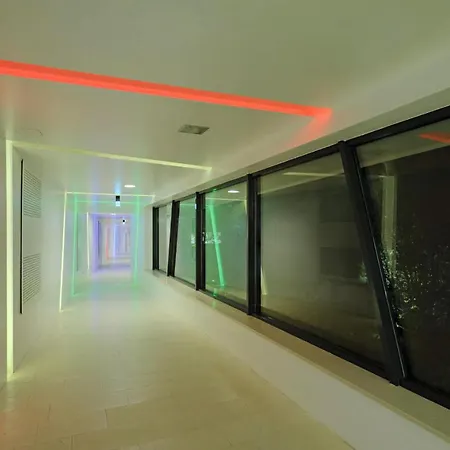 Amazing In With 2 Bedrooms, Wifi And Swimming Pool Апартаменты